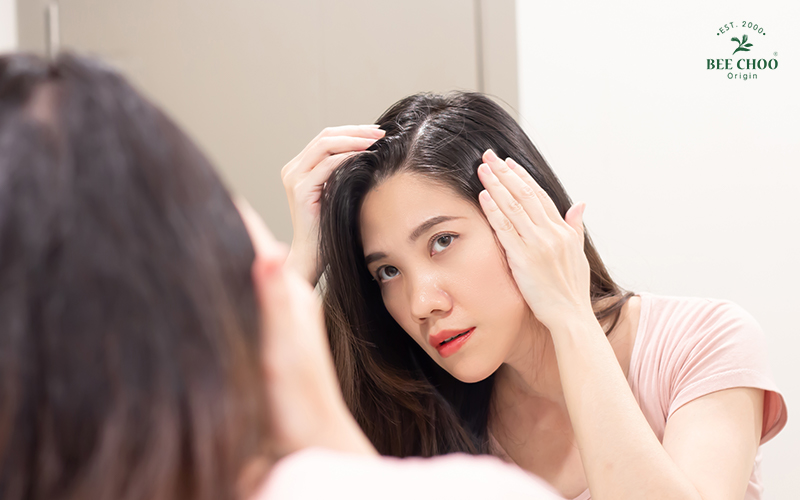 Gentle Cleansing: Exploring the Benefits of Sulfate-Free Shampoos 1 woman checking her scalp in the mirror